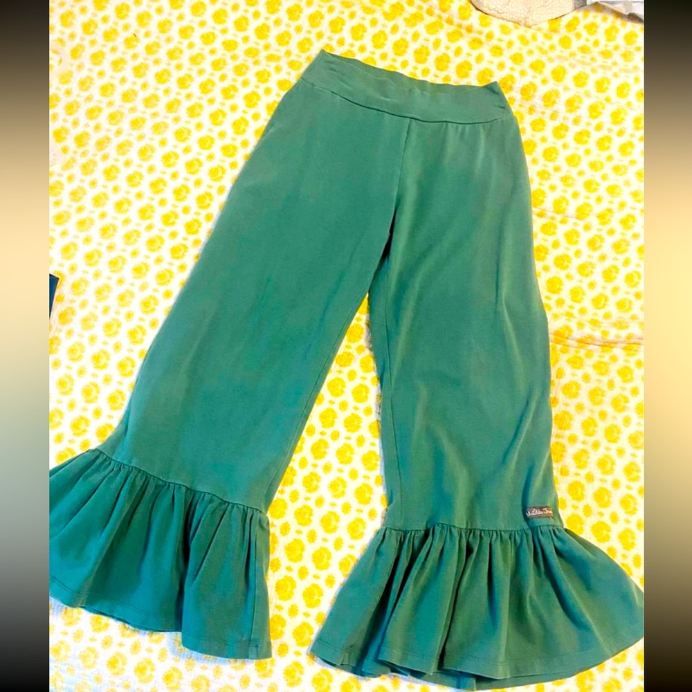 Matilda Jane ruffle pants. Green. Women’s size small. Like new. Smoke free home.